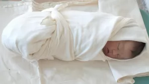 Mengungkap Mitos dan Fakta Penggunaan Bedong untuk Mengatur Lurusnya Kaki Bayi